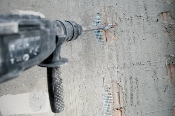kavramı, tamir araçları, Oluşturucusu alt dairede duvarındaki deliği yapma elektrik çekiç matkap ile onarmak. elektrikli matkap. Perforator