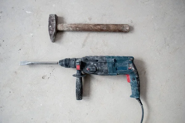 onarım kavramı, tamir araçları, bir çekiç ve bir tatbikat beton yere yat