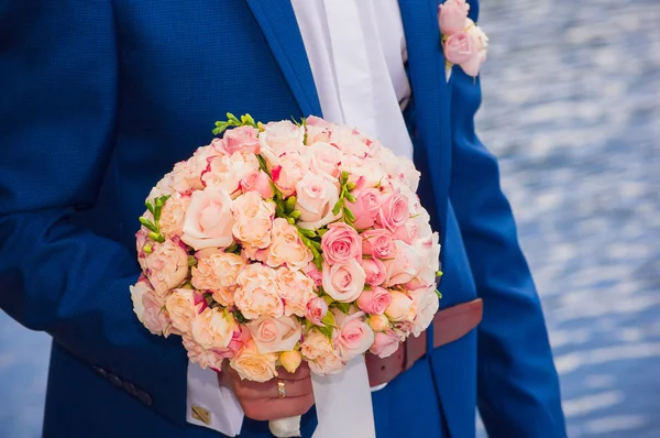 Damat elinde beyaz ve kırmızı gül düğün buketi