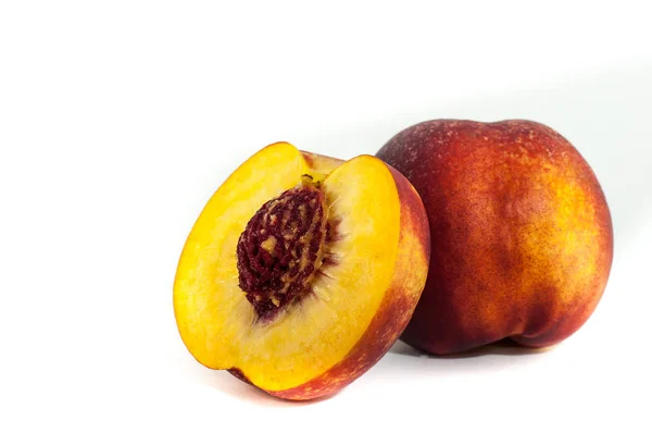 Şeftali veya portre içinde beyaz arka plan üzerinde izole Kuru soğan