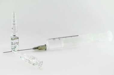 İğne için ilaç şişesi. Aşı için tıbbi cam şişeler ve şırınga. tedavi için sıvı ilaç veya aşı, laboratuvarda grip, hastane veya eczane kavramı beyaz arka planda izole edilmiş.