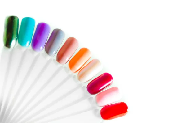 Palet renk oje, örnekleri ile. Manikür için vernik örnekleri topluluğu. bakımlı eller, sağlıklı tırnaklar. Seçici odak. Uzay kopyalayın. Parmak tırnak sanat tasarım örnekleri.