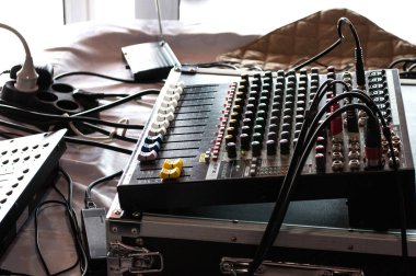 müzik, teknoloji, kişiler ve donatım kavramı - eller ses kayıt stüdyosunda karıştırma konsolu kullanarak