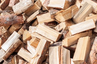 Chop ahşap doku çimenlikte huş gelen odun yığını