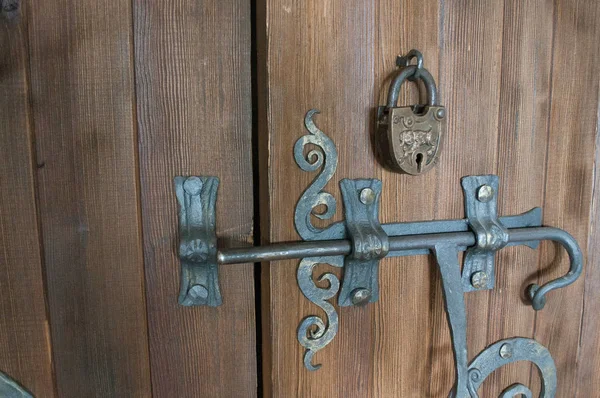 Παλιά Κλειδαριά Στην Παλιά Ξύλινη Πόρτα — Φωτογραφία Αρχείου