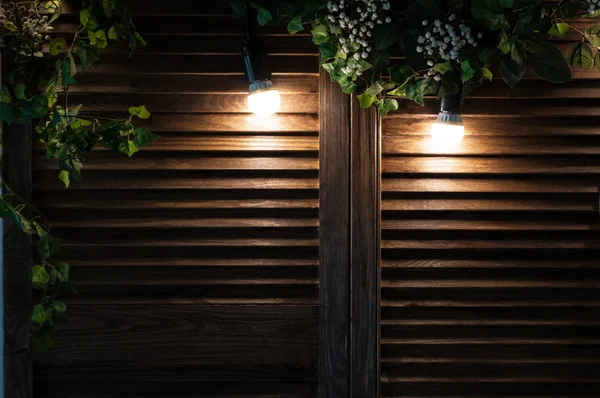 Ahşap arka plan kopya alanı ile ampul lamba