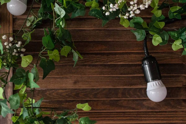 Ahşap arka plan kopya alanı ile ampul lamba