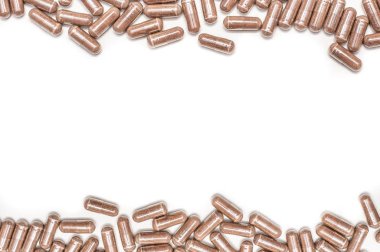 Beyaz arka plan üzerinde bitkisel kapsül. Sağlık kavramı.