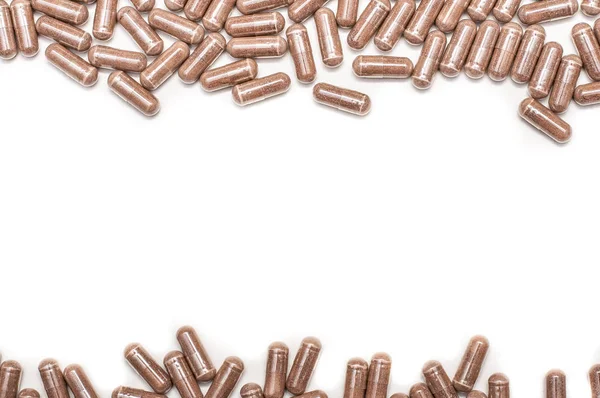 Beyaz arka plan üzerinde bitkisel kapsül. Sağlık kavramı.