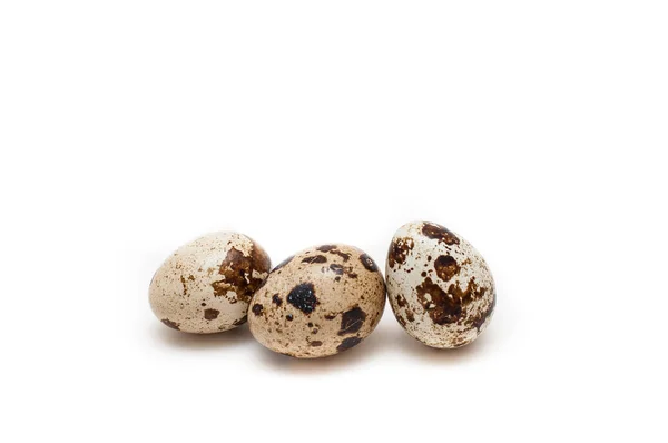 Beyaz arka plan üzerinde izole bıldırcın yumurtası. Doğal sağlıklı gıda ve sağlıklı beslenme kavramı.
