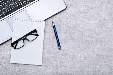 Ofis aksesuarları ile üst görünüm Office masaüstü, dizüstü bilgisayar ve gözlük ile Masaüstü ve kalemli not. Tasarımınız veya yüklemeniz için boş alan içerir. İş ve iş kavramı.