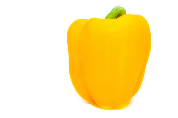 Beyaz arka plan üzerinde izole yeşil kök ile Tatlı sarı biber. Sağlıklı organik gıda kavramı. Doğal organik ürün. Vejetaryenler ve veganlar için yemek.