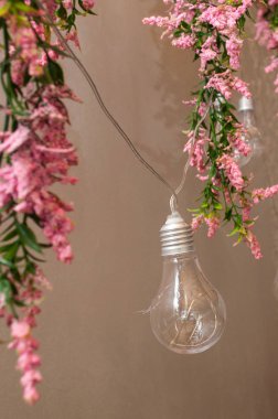 Kapalı alanda tavanda parlayan klasik dekoratif ampulün yakın görüntüsü. Ilık ışıkla parlayan şeffaf lambalar.