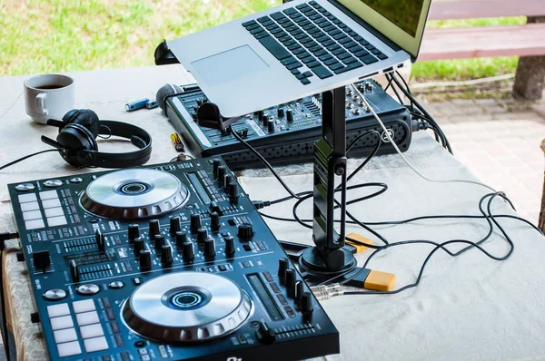 Yaz tatilinde Dj konsolu.