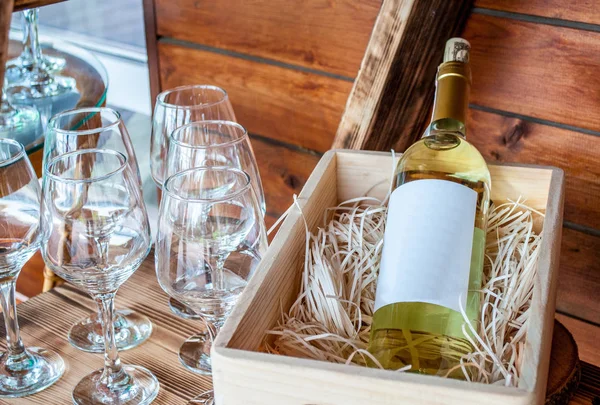 Ahşap kutu ve boş şarap bardakları beyaz şarap şişe.