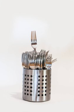 Gümüş çatalbeyaz bir arka plan üzerinde metal bir stand standı. Ve bir çatal diğerlerinden daha yüksektir. Sosyal davranış ve oy verme kavramı.