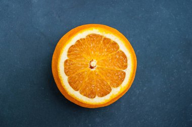 Koyu bir arka plan üzerinde turuncu dilim. Sağlıklı organik beslenme kavramı. Süper gıdanın gücü.