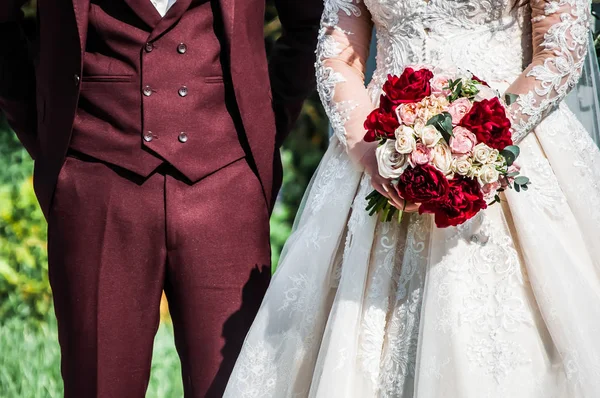 Şakayık, freesia ve kadınların elinde diğer çiçekler ile Gelinler düğün buketi. 