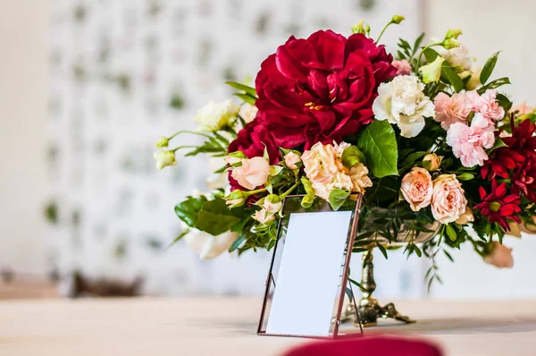 Metin için bir işaret ile masada farklı çiçekler bir buket.