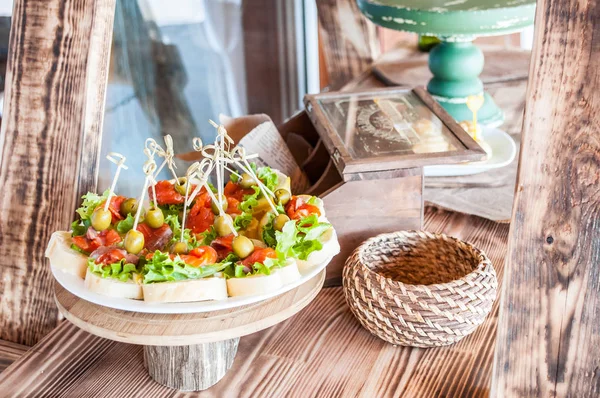 Tatilden önce terasta somon ve zeytinli sandviçler. Vintage incelik porsiyon.