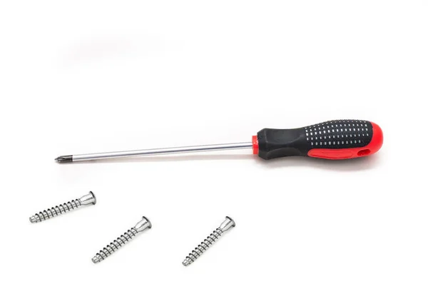 Plastik siyah ve kırmızı sapı ve Vidalar hala yaşam büyük kendinden dokunarak, el emeği ve onarım kavramı ile onarım için parlak metal tornavida. Beyaz arka planda izole edilmiş kırmızı tornavida.