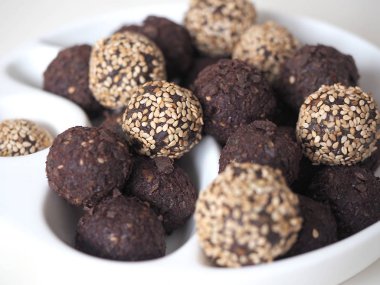 Çiğ vegan tatlı topları çikolata ve susam ile