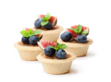 incir dilimleri ve üzerinde beyaz izole yaban mersini ile yumurta kremalı tart 