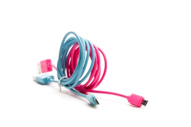 Beyaz izole renkli usb kabloları 