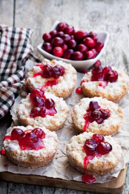 Ahşap masa üzerinde tepesinde kek meyve pasta. Noel tatlısı. 