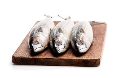 Ağaç ahşap tahta üzerinde beyaz izole üzerinde ham bütün uskumru 