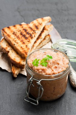 Forshmak yapıştırın uskumru siyah taş zemin üzerine gelen 