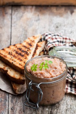 Forshmak yapıştırın uskumru ahşap masa üzerinde gelen 