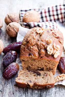 Ev yapımı Tarih ve cevizli kek eski ahşap masa üzerine ekmek 