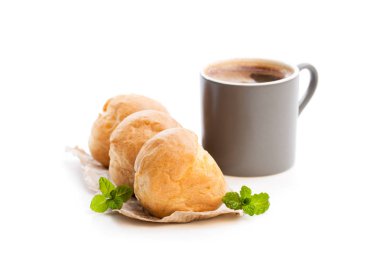 Beyaz izole kahve ile ev yapımı profiterol 