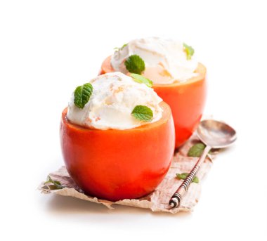 Yumuşak beyaz izole dondurma tatlı persimmons dolması 