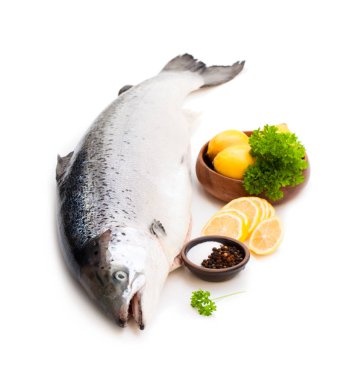 Limon ve tuz üzerine beyaz izole bir bütün rawsalmon üzerinde Kapat 