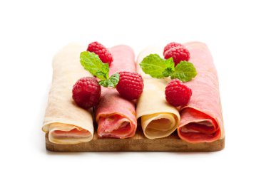 Haddelenmiş süt ve ahududu krep üzerine beyaz izole 