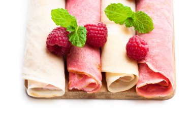 Haddelenmiş süt ve ahududu krep üzerine beyaz izole 