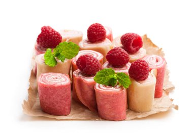 Haddelenmiş süt ve ahududu krep üzerine beyaz izole 