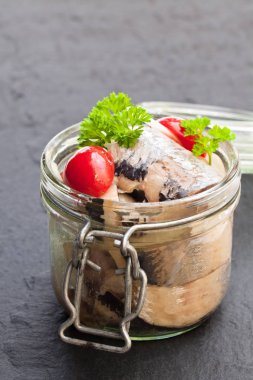 Siyah taş zemin üzerine izole salamura ringa balığı 