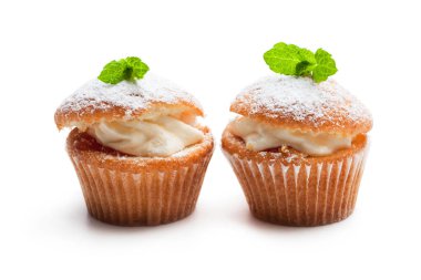 Beyaz izole beyaz krema ile doldurulmuş cupcakes 