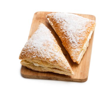 İki taze pişmiş ciro beyaz izole beyaz krema ile 