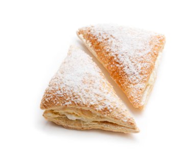 İki taze pişmiş ciro beyaz izole beyaz krema ile 