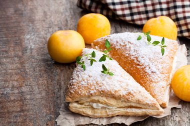 Ahşap masa üzerinde beyaz kremalı Erik ciro fırından yeni çıkmış 