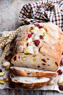 Ev yapımı karışık meyve ve fındık beyaz ekmek üzerinde ahşap masa 