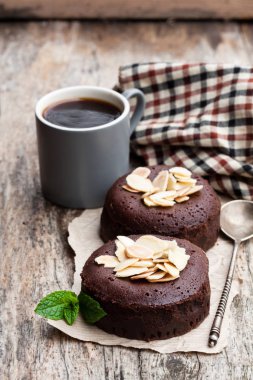 Badem ve ahşap masa kahve fincan çikolatalı fondan 