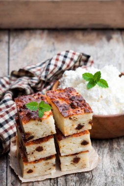 Ev yapımı peynir güveç dilimleri ahşap masa 