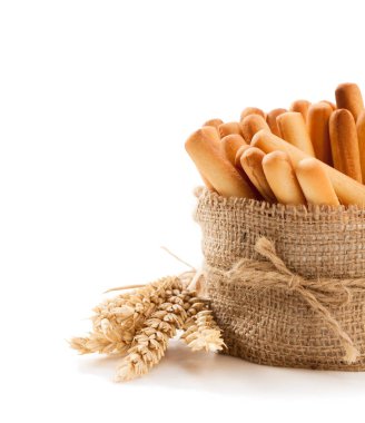 Tuzlu ekmek sopa üzerinde beyaz izole buğday kulakları ile 