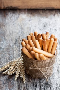 Ahşap masa kulaklara buğday ile tuzlu ekmek sopa 