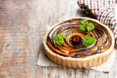 Ahşap masa üzerinde renkli sebze ile ev yapımı vejetaryen pasta 